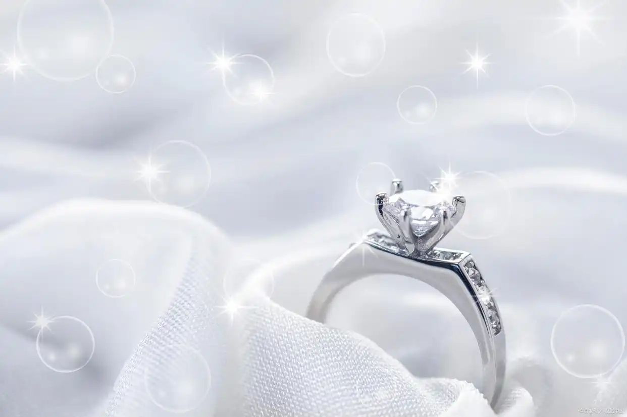 Display of Synthetic Diamond Rings