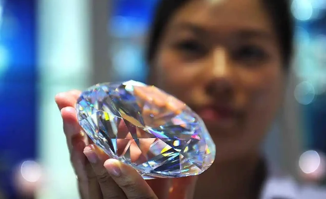 What is the largest lab-grown diamond in the world? (Featured image)