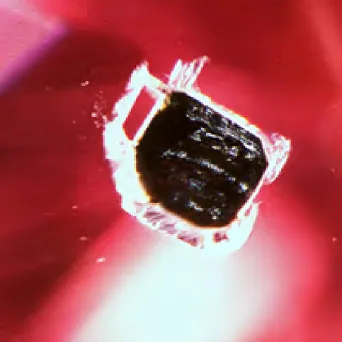 Metal inclusions in HPHT-grown diamonds