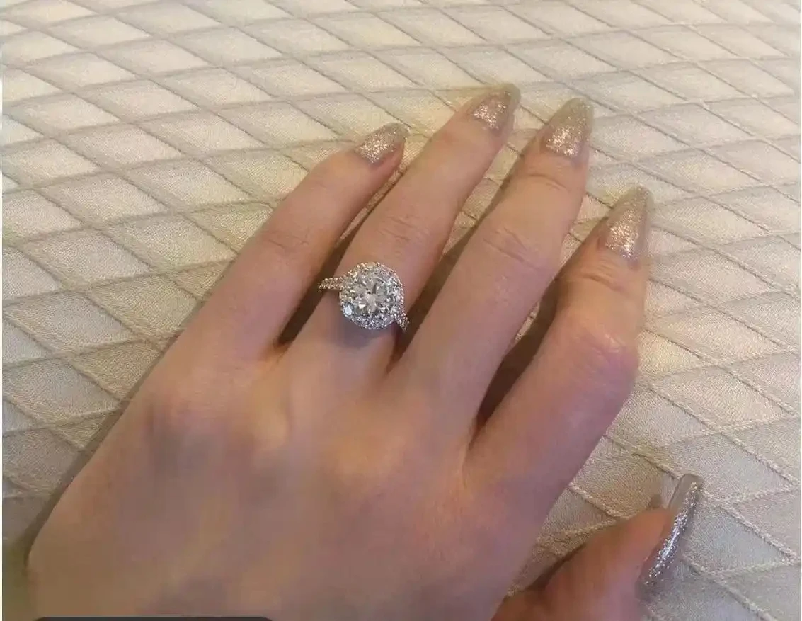 How a lab-grown diamond ring looks on the finger