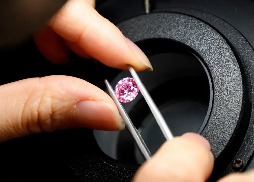 Ausstellung von synthetisch hergestellten farbigen Diamanten