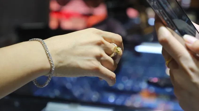 How lab-grown diamond rings look when worn